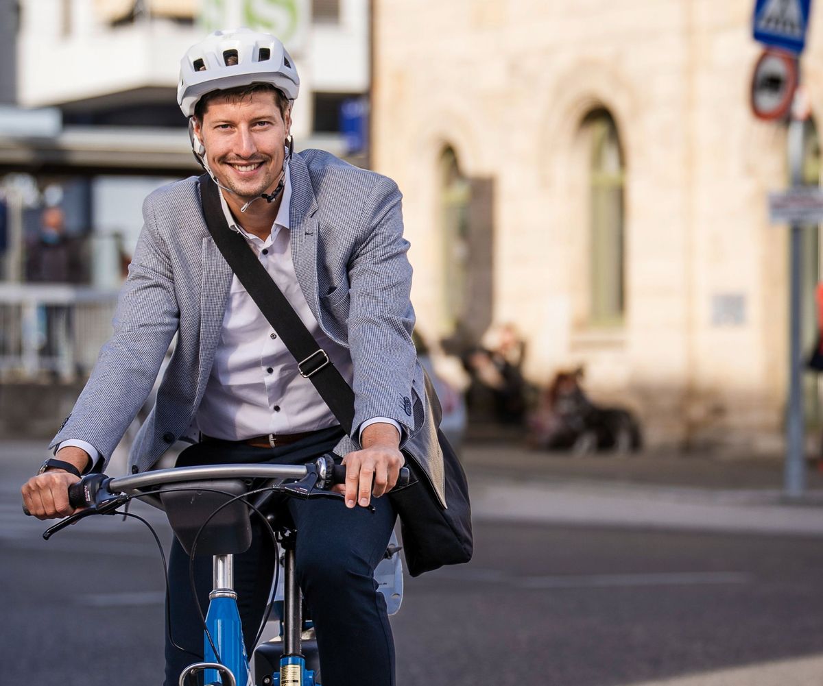Mann fährt mit RegioRadStuttgart Fahrrad zur Arbeit durch die Stadt