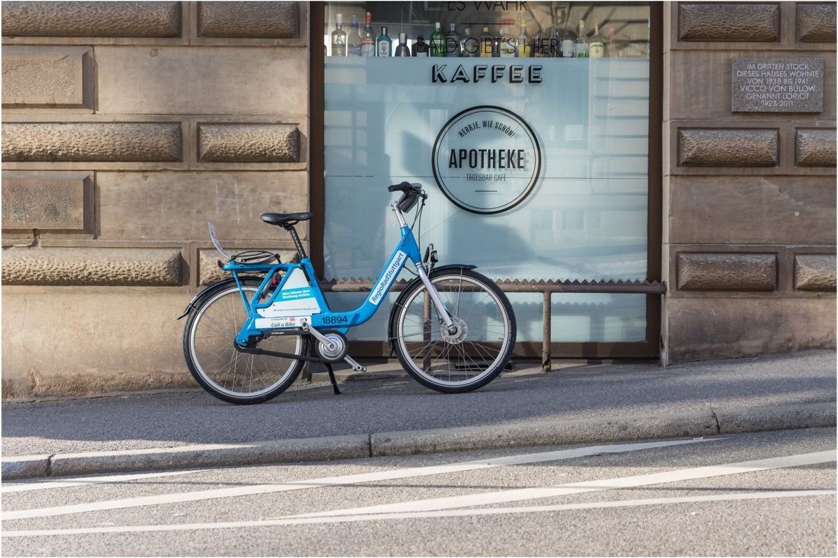 RegioRadStuttgart Fahrrad steht vor Café an der Straße
