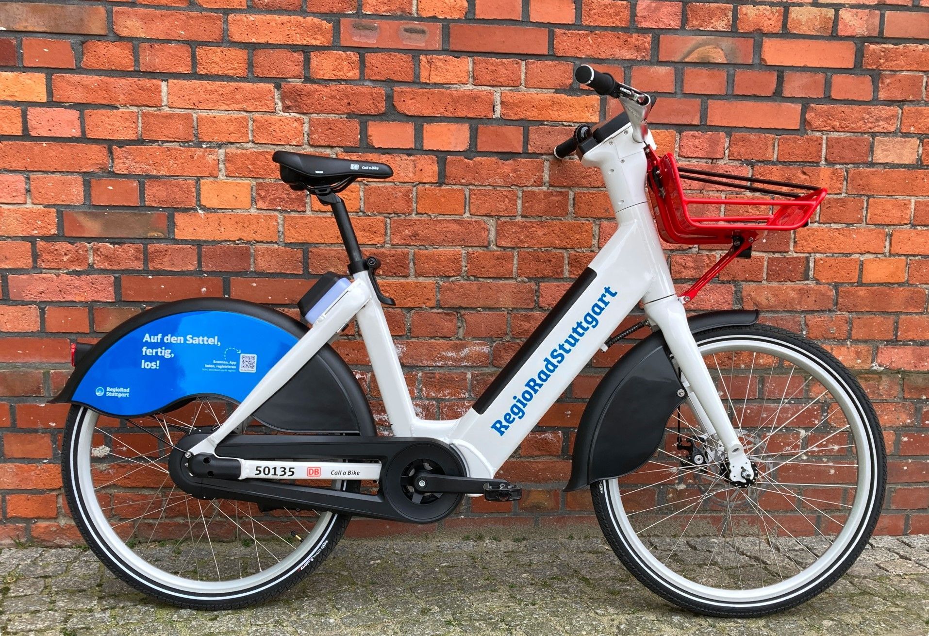 Ein Pedelec neo steht an einer Wand.